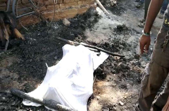 यूपी के प्रतापगढ़ जिले में दलित को चारपाई से बांधकर झोंपड़ी में जला दिया यूपी के प्रतापगढ़ जिले में दलित को चारपाई से बांधकर झोंपड़ी में जला दिया