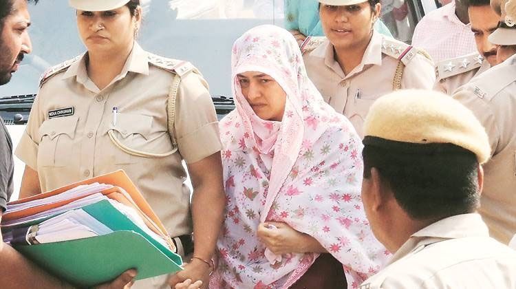 सुनारिया जेल में बंद राम रहीम से मिली हनीप्रीत, 45 मिनट तक चली मुलाकात सुनारिया जेल में बंद राम रहीम से मिली हनीप्रीत, 45 मिनट तक चली मुलाकात