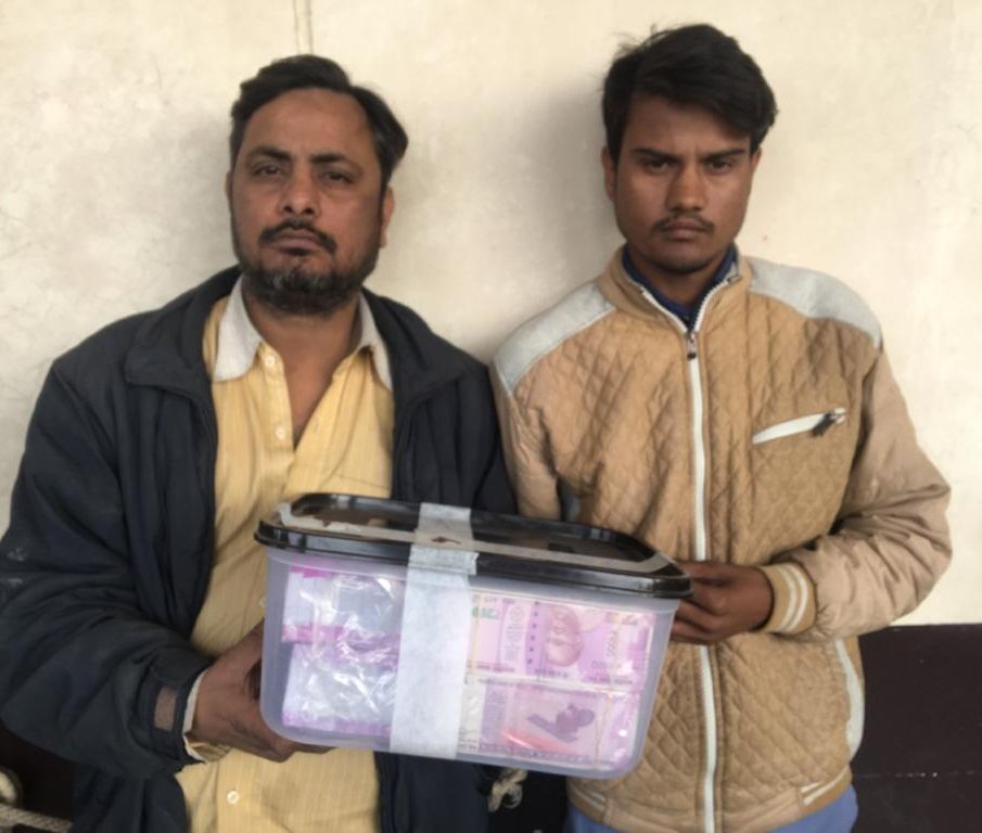 रूपये दुगने करने का लालच देकर राह चलते लोगों से ठ़गी करने वाले दो अभियुक्त गिरफ्तार, कब्जे से 60 गाड्डियां कागज की बरामद रूपये दुगने करने का लालच देकर राह चलते लोगों से ठ़गी करने वाले दो अभियुक्त गिरफ्तार, कब्जे से 60 गाड्डियां कागज की बरामद