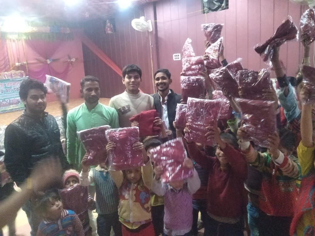 अखिलभारतीय ब्राम्हण महा सभा हरदोई ने वितरित किए बच्चों को स्वेटर और कंबल अखिलभारतीय ब्राम्हण महा सभा हरदोई ने वितरित किए बच्चों को स्वेटर और कंबल