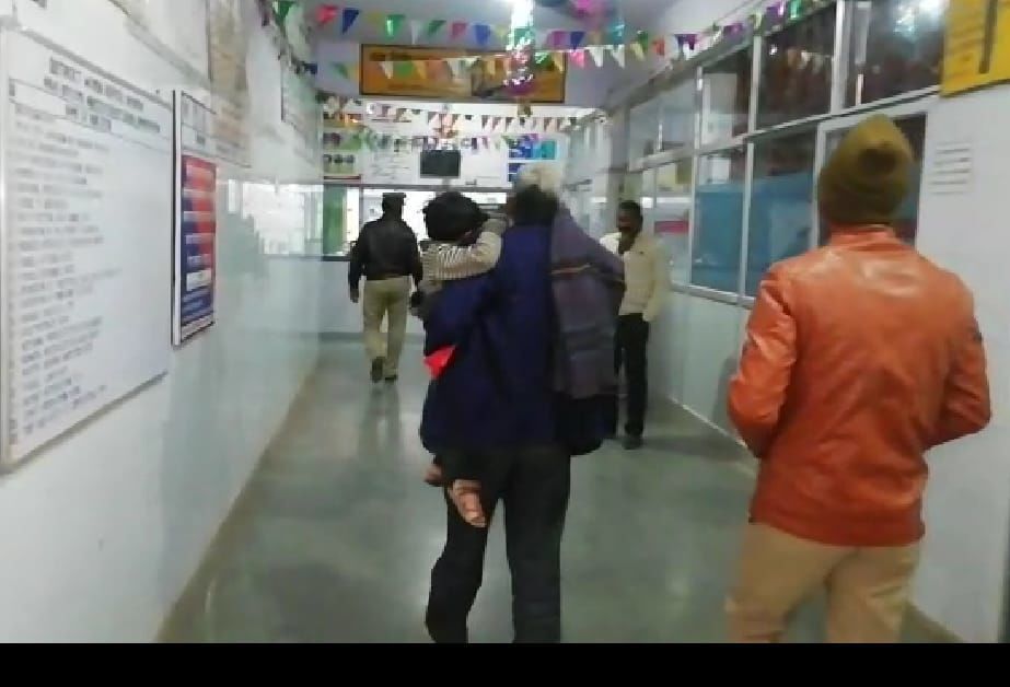 हमीरपुर में एक मासूम को युवक ने बनाया हवस का शिकार, लहुलुहान मासूम अस्पताल में भर्ती हमीरपुर में एक मासूम को युवक ने बनाया हवस का शिकार, लहुलुहान मासूम अस्पताल में भर्ती