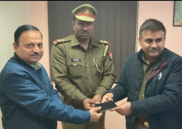 नोएडा पुलिस ने किया सराहनीय कार्य, दशहरा दहन में खोया मोबाईल लौटाया नोएडा पुलिस ने किया सराहनीय कार्य, दशहरा दहन में खोया मोबाईल लौटाया