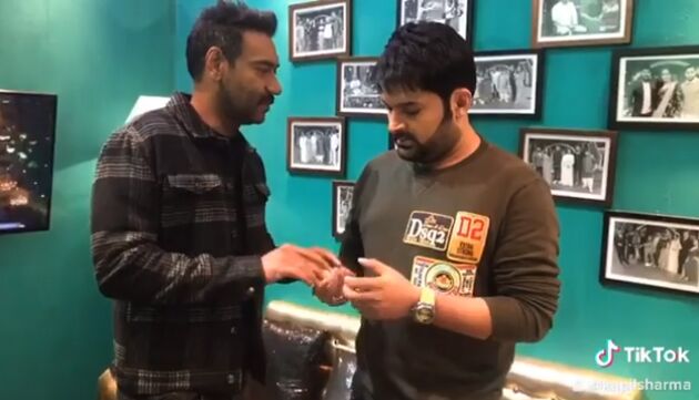 अजय देवगन से पैसे लेकर उनकी फिल्म का प्रमोशन कर रहे थे कपिल शर्मा, VIDEO हुआ वायरल अजय देवगन से पैसे लेकर उनकी फिल्म का प्रमोशन कर रहे थे कपिल शर्मा, VIDEO हुआ वायरल