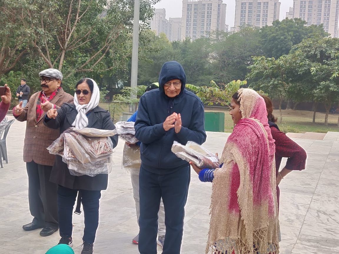 गाजियाबाद में गरीब बच्चों को बांटे ट्राउज़र और मोजे गाजियाबाद में गरीब बच्चों को बांटे ट्राउज़र और मोजे