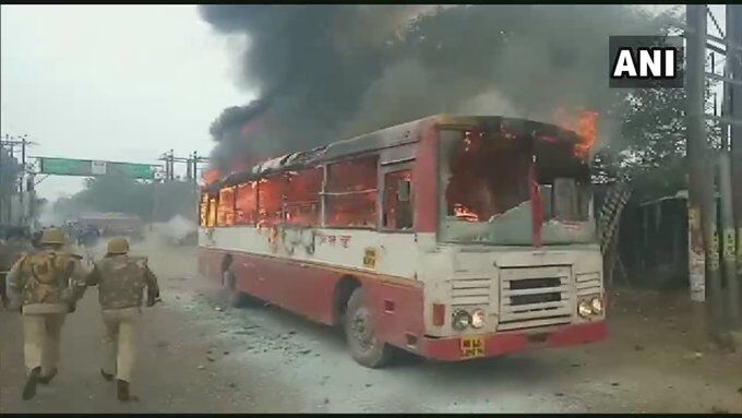 CAA को लेकर देश भर मे बवाल: लखनऊ में उग्र हुआ विरोध-प्रदर्शन, पुलिस ने छोड़े आंसू गैस के गोले, संभल में फूंकी बस CAA को लेकर देश भर मे बवाल: लखनऊ में उग्र हुआ विरोध-प्रदर्शन, पुलिस ने छोड़े आंसू गैस के गोले, संभल में फूंकी बस