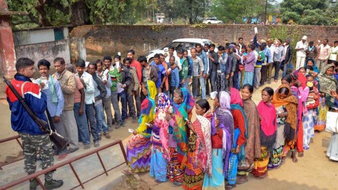 झारखंड विधानसभा चुनाव : आखिरी चरण में 16 सीटों पर वोटिंग जारी, पूर्व सीएम हेमंत सोरेन की किस्मत का होगा फैसला झारखंड विधानसभा चुनाव : आखिरी चरण में 16 सीटों पर वोटिंग जारी, पूर्व सीएम हेमंत सोरेन की किस्मत का होगा फैसला