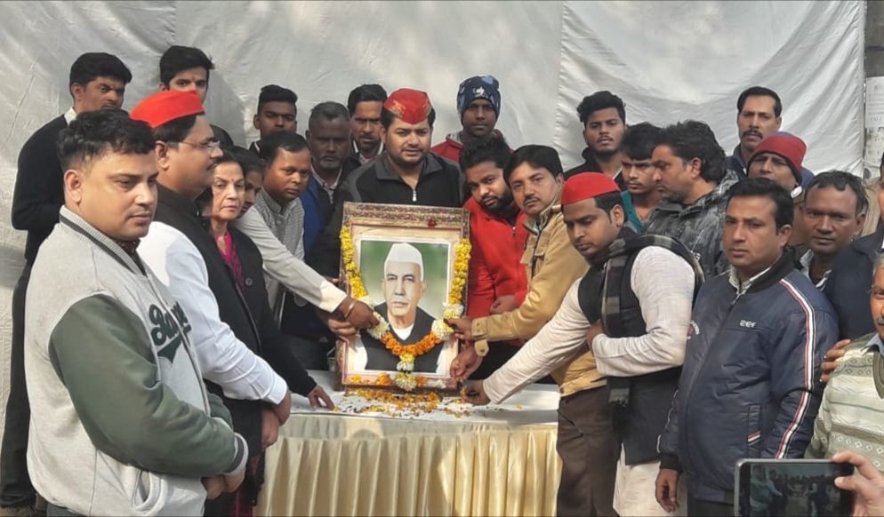 सपा कार्यकर्ताओं ने मनायी चौधरी चरण सिंह की 117 वीं जयंती सपा कार्यकर्ताओं ने मनायी चौधरी चरण सिंह की 117 वीं जयंती