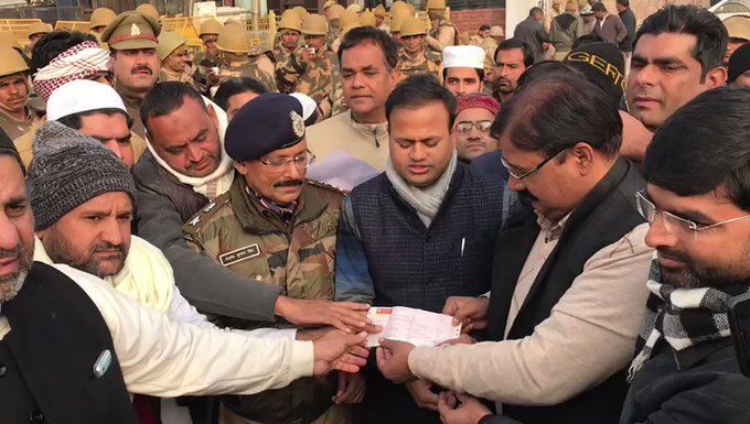 बुलंदशहर में मुस्लिम समाज के लोगों ने जताया हिंसा पर अफ़सोस, प्रशासन को 6 लाख का चेक देकर की शांति की अपील, प्रशासन और पुलिस का स्वागत बुलंदशहर में मुस्लिम समाज के लोगों ने जताया हिंसा पर अफ़सोस, प्रशासन को 6 लाख का चेक देकर की शांति की अपील, प्रशासन और पुलिस का स्वागत