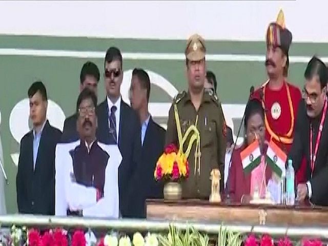 झारखंड में सोरेन सरकार, 11वें CM बने हेमंत, 3 मंत्रियों ने भी ली शपथ झारखंड में सोरेन सरकार, 11वें CM बने हेमंत, 3 मंत्रियों ने भी ली शपथ