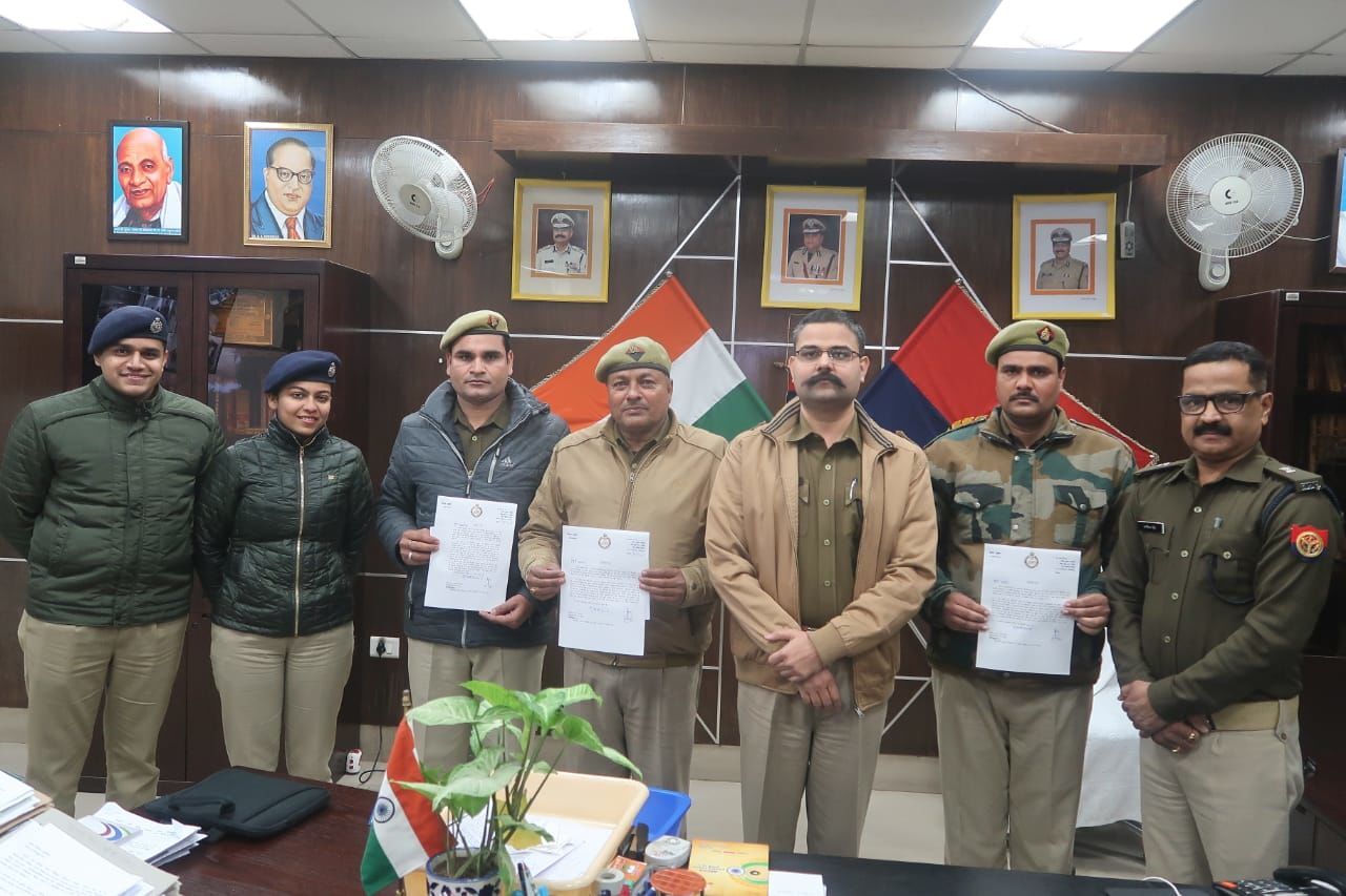 नोएडा पुलिस की तत्परता से बची पांच लोंगों की जान, भीषण ठंड में नहर में सिपाही रजनीश ने कूदकर बचाई जान नोएडा पुलिस की तत्परता से बची पांच लोंगों की जान, भीषण ठंड में नहर में सिपाही रजनीश ने कूदकर बचाई जान