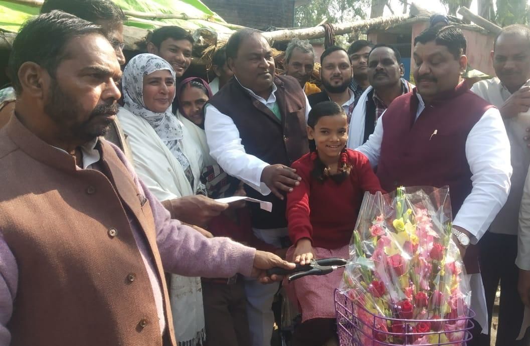 मानसी और उसके माता पिता के साथ पूर्व मंत्री अरविंद सिंह गोप,बाल वैज्ञानिक का सम्मान,पढ़ाई में मदद का किया वादा मानसी और उसके माता पिता के साथ पूर्व मंत्री अरविंद सिंह गोप,बाल वैज्ञानिक का सम्मान,पढ़ाई में मदद का किया वादा