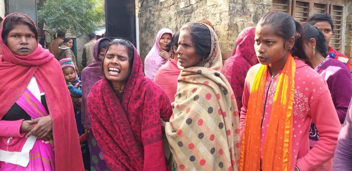 बाराबंकी: रेप पीड़ित एलएलबी छात्रा फांसी के फंदे पर झूलती मिली, आरोपियों से मिल रही थी जानलेवा धमकियां बाराबंकी: रेप पीड़ित एलएलबी छात्रा फांसी के फंदे पर झूलती मिली, आरोपियों से मिल रही थी जानलेवा धमकियां