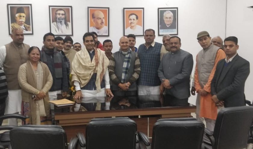 नोएडा प्राधिकरण की अनैतिक कार्य के विरोध में विधायक से मिले ग्राम प्रधान संगठन के कार्यकर्ता नोएडा प्राधिकरण की अनैतिक कार्य के विरोध में विधायक से मिले ग्राम प्रधान संगठन के कार्यकर्ता