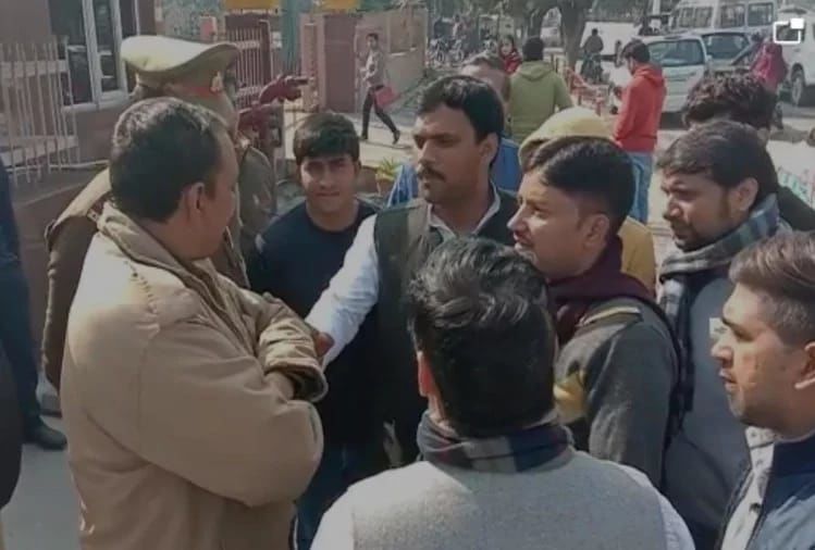 छपाक मूवी देखने गये सपा कार्यकर्ताओं को पुलिस ने रोका छपाक मूवी देखने गये सपा कार्यकर्ताओं को पुलिस ने रोका