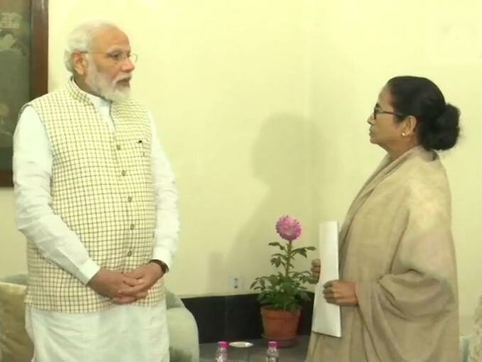 ममता बनर्जी ने मोदी से की CAA और NRC पर की बात,तो मोदी ने दिया ये जवाब ममता बनर्जी ने मोदी से की CAA और NRC पर की बात,तो मोदी ने दिया ये जवाब