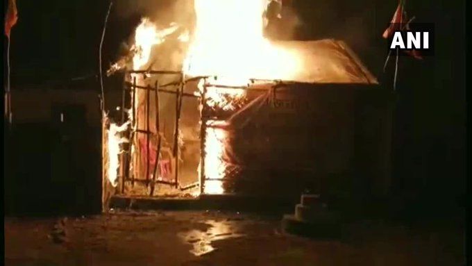 बंगाल :बीजेपी ऑफिस में बीती रात आग लगा दी बंगाल :बीजेपी ऑफिस में बीती रात आग लगा दी