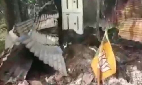 बंगाल में बीजेपी कार्यालय को लगाई आग बंगाल में बीजेपी कार्यालय को लगाई आग