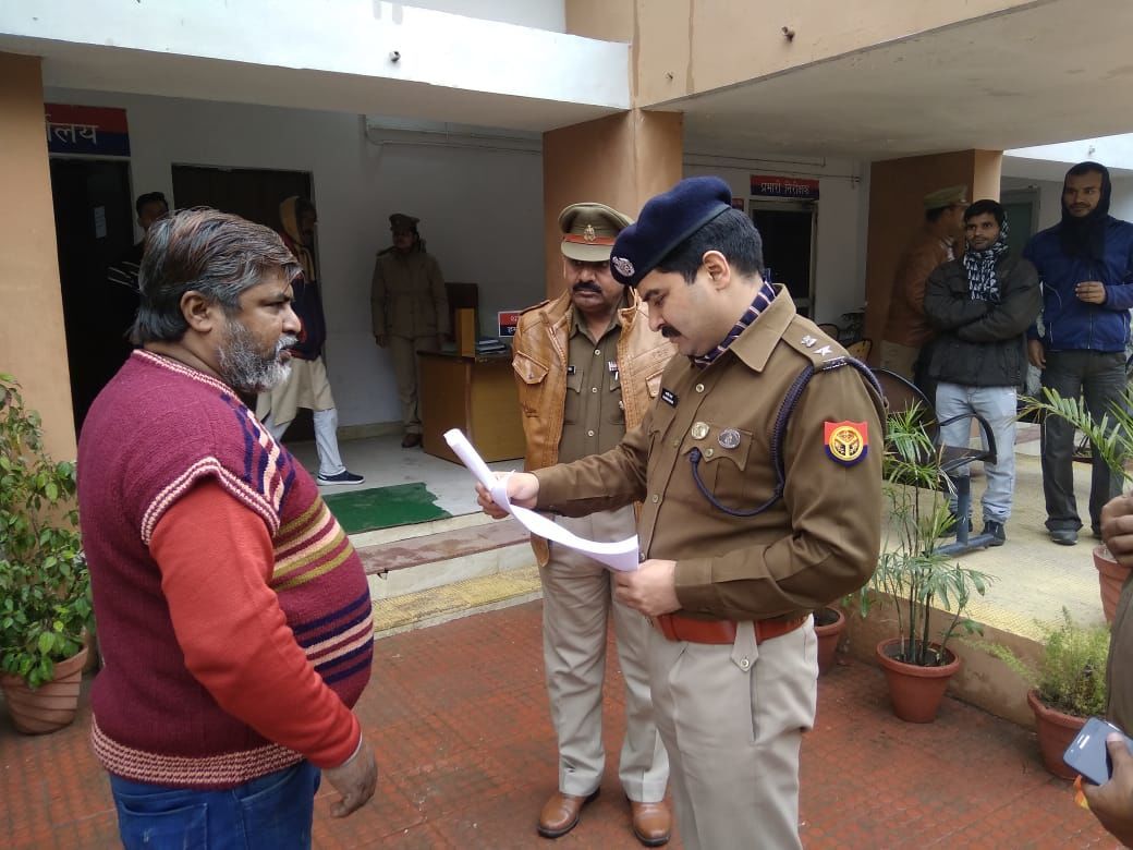 गाजियाबाद एसएसपी का चला चाबुक, थाने पर आए फरियादी की न सुनने पर किया लाइन हाजिर गाजियाबाद एसएसपी का चला चाबुक, थाने पर आए फरियादी की न सुनने पर किया लाइन हाजिर