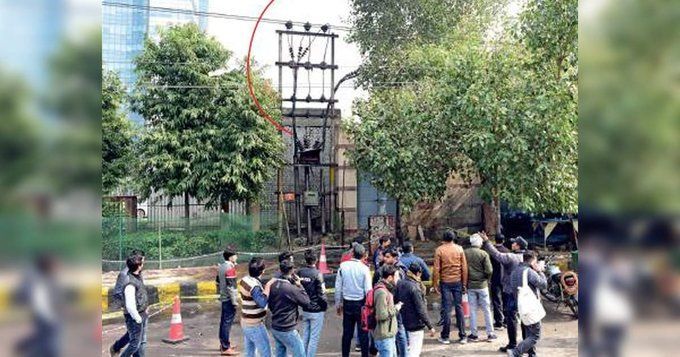 नोएडा में बम जैसा फटा बिजली का ट्रांसफॉर्मर, 6 लोग घायल नोएडा में बम जैसा फटा बिजली का ट्रांसफॉर्मर, 6 लोग घायल