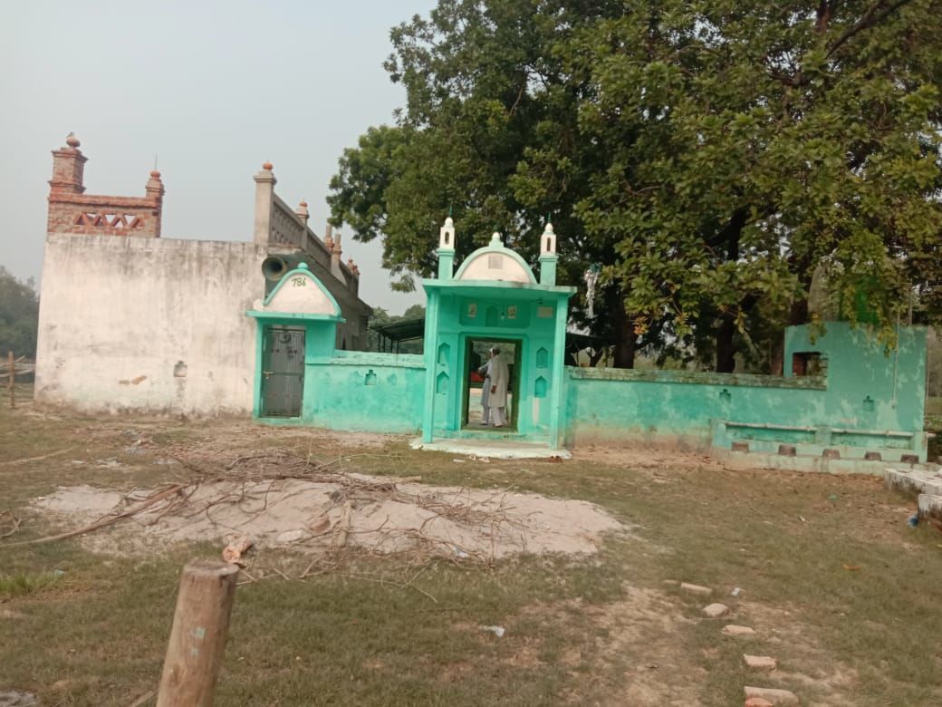 अयोध्या में दरगाह व कब्रिस्तान की जमीन पर दबंगों का अवैध कब्जा अयोध्या में दरगाह व कब्रिस्तान की जमीन पर दबंगों का अवैध कब्जा