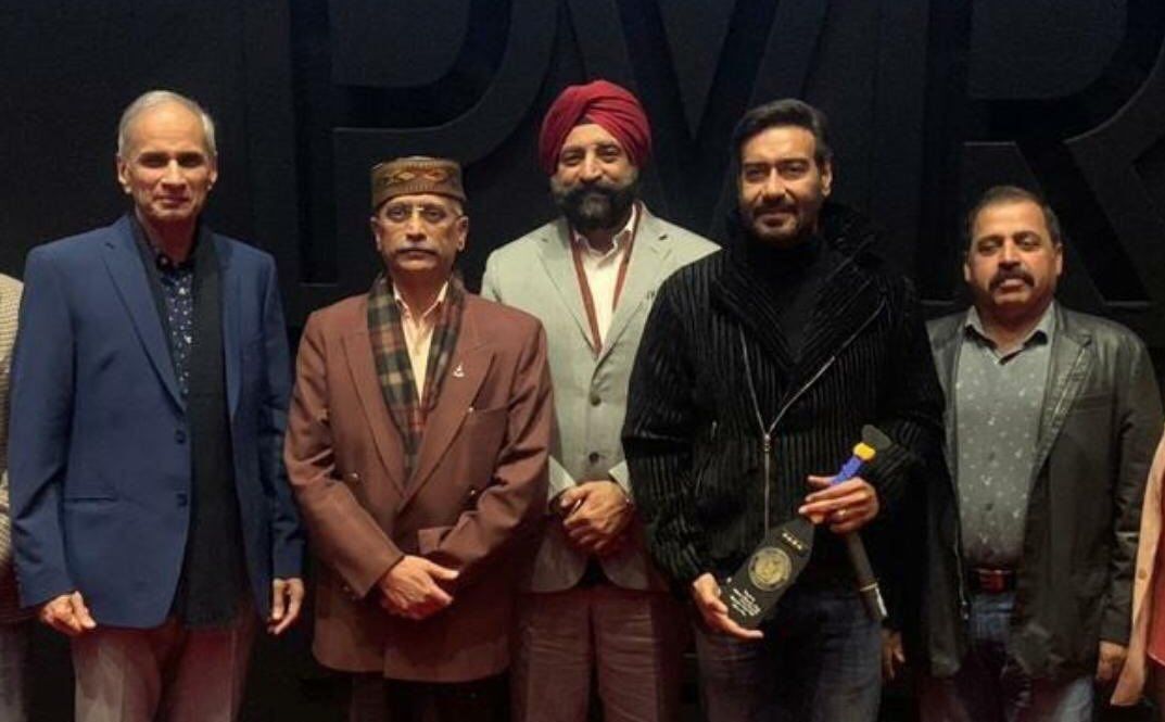तीनों सेना प्रमुखों ने साथ में देखी तानाजी, अजय देवगन बोले- आपका साथ मिलना मेरे लिए बड़ा सम्मान तीनों सेना प्रमुखों ने साथ में देखी तानाजी, अजय देवगन बोले- आपका साथ मिलना मेरे लिए बड़ा सम्मान