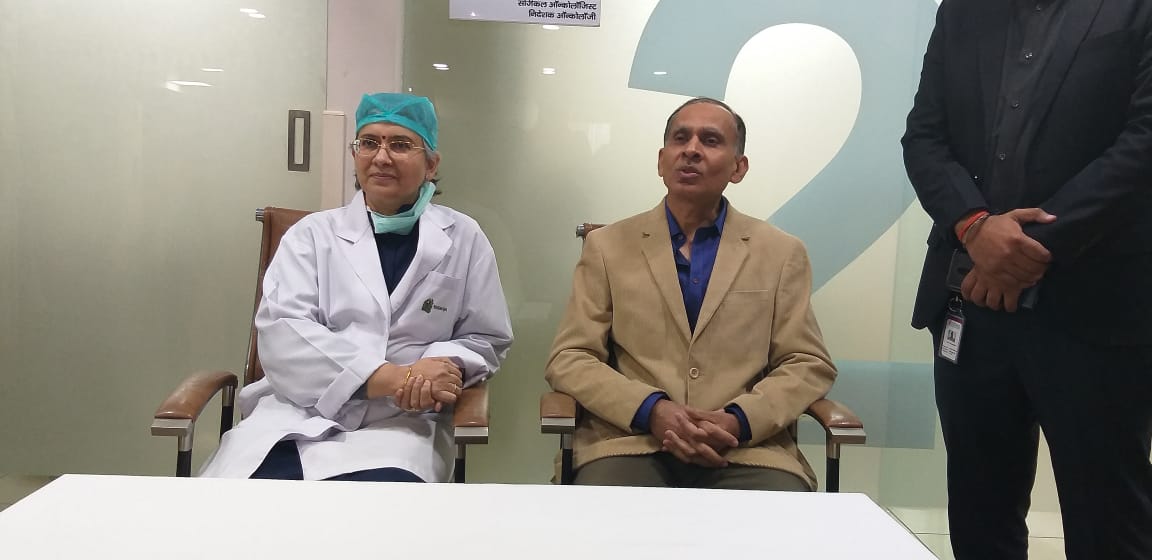 अस्पताल परिसर में मीडिया से मुखातिब डॉ (ब्रिगेडियर) अरविंद कुमार त्यागी व डॉ रीना गुप्ता जैन। अस्पताल परिसर में मीडिया से मुखातिब डॉ (ब्रिगेडियर) अरविंद कुमार त्यागी व डॉ रीना गुप्ता जैन।