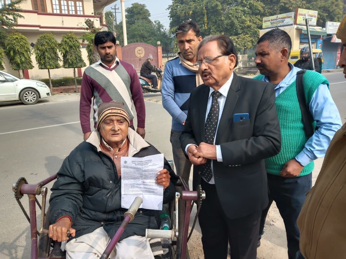 असहाय व्यक्ति की सहायता करने के दौरान तसल्लीबख्श बातचीत करते हुए समाजसेवी के के शर्मा असहाय व्यक्ति की सहायता करने के दौरान तसल्लीबख्श बातचीत करते हुए समाजसेवी के के शर्मा