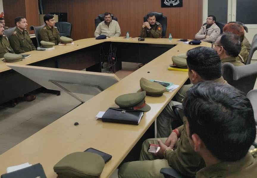 नोएडा: अपर पुलिस आयुक्त ने ली चौकी इंचार्ज की मीटिंग, कर्तव्य के प्रति सचेत रहने को लेकर दी हिदायत नोएडा: अपर पुलिस आयुक्त ने ली चौकी इंचार्ज की मीटिंग, कर्तव्य के प्रति सचेत रहने को लेकर दी हिदायत