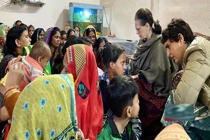 सोनिया और प्रियंका ने की हादसे में मृत लोगों के परिजनों से मुलाकात सोनिया और प्रियंका ने की हादसे में मृत लोगों के परिजनों से मुलाकात