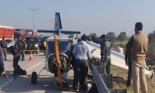 चार्टर्ड प्लेन की पेरिफेरल एक्सप्रेसवे पर हुई आपात लैंडिंग, बचाने आए एयरफोर्स के चॉपर को भीड़ के कारण खेत में उतारना पड़ा चार्टर्ड प्लेन की पेरिफेरल एक्सप्रेसवे पर हुई आपात लैंडिंग, बचाने आए एयरफोर्स के चॉपर को भीड़ के कारण खेत में उतारना पड़ा