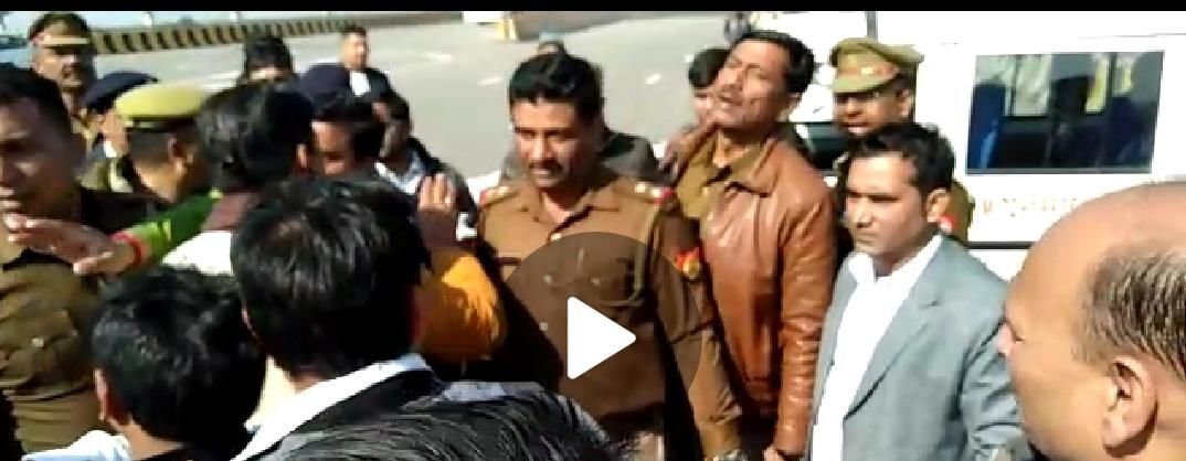 बीजेपी अध्यक्ष के स्वागत में महिला पुलिस कर्मी और मिडिया कर्मियों से भिड़े बीजेपी कार्यकर्ता, बोले ये यादव सरकार नहीं है! बीजेपी अध्यक्ष के स्वागत में महिला पुलिस कर्मी और मिडिया कर्मियों से भिड़े बीजेपी कार्यकर्ता, बोले ये यादव सरकार नहीं है!