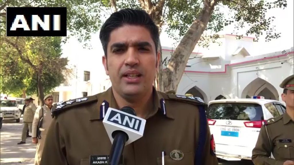 Viral Video को संज्ञान में लेकर AMUSU के पूर्व अध्यक्ष फैजुल हसन पर FIR दर्ज Viral Video को संज्ञान में लेकर AMUSU के पूर्व अध्यक्ष फैजुल हसन पर FIR दर्ज