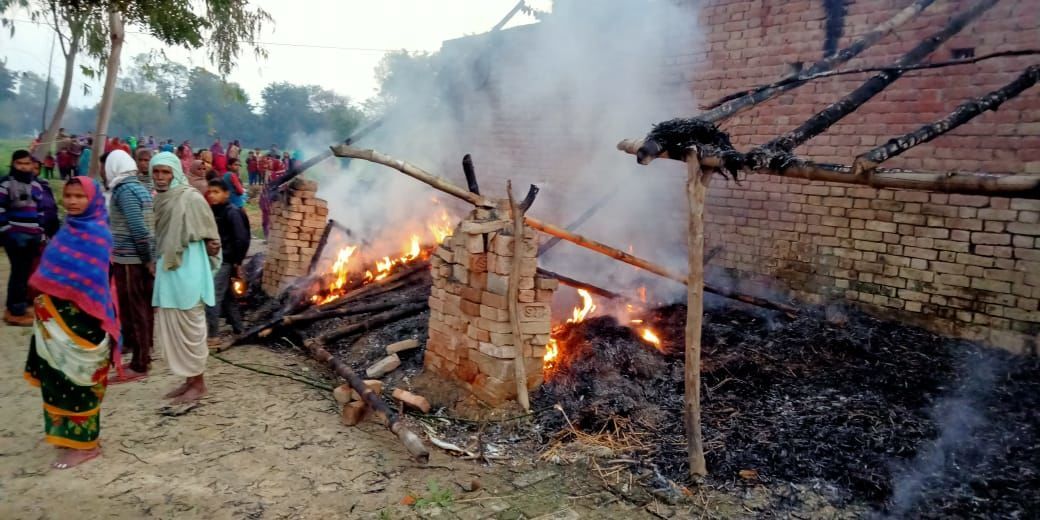 यूपी के बाराबंकी में दलितों का घर जला, दूल्हा समेत पांच को जेल यूपी के बाराबंकी में दलितों का घर जला, दूल्हा समेत पांच को जेल