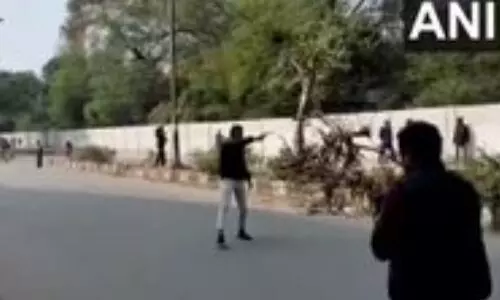 Video viral: दिल्ली के जामिया इलाके में चली गोली, शख्स घायल