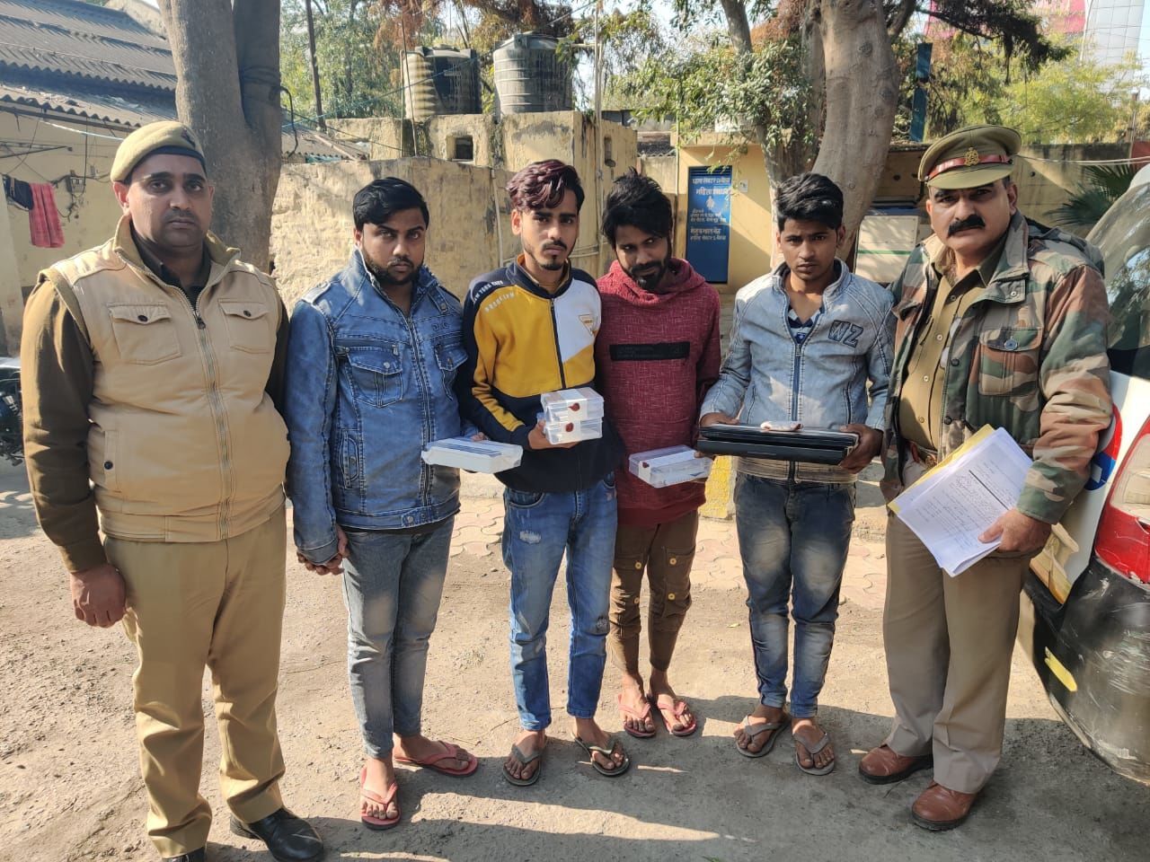 नोएडा पुलिस ने किया फर्जी काॅल सेन्टर का पर्दाफाश,मौके से चार शातिर अभियुक्त गिरफ्तार नोएडा पुलिस ने किया फर्जी काॅल सेन्टर का पर्दाफाश,मौके से चार शातिर अभियुक्त गिरफ्तार