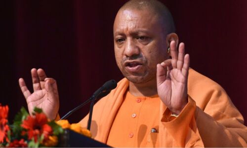 वीडियो वायरल - योगी सरकार के नकलमुक्त अभियान को विद्यालय के बाबू ही पलीता लगाने में जुटे वीडियो वायरल - योगी सरकार के नकलमुक्त अभियान को विद्यालय के बाबू ही पलीता लगाने में जुटे
