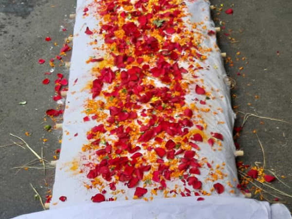 पत्नी प्रेमी के साथ भागी, पति ने अंतिम संस्कार कर खोला राज, तो बेटे ने मां की दी मुखाग्नि पत्नी प्रेमी के साथ भागी, पति ने अंतिम संस्कार कर खोला राज, तो बेटे ने मां की दी मुखाग्नि