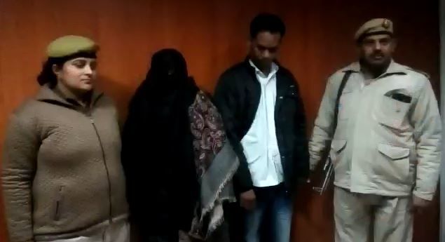 नोएडा पुलिस: हनीट्रेप गिरोह का खुलासा, दो गिरफ्तार कब्जे से 1 लाख रूपये भी बरामद नोएडा पुलिस: हनीट्रेप गिरोह का खुलासा, दो गिरफ्तार कब्जे से 1 लाख रूपये भी बरामद