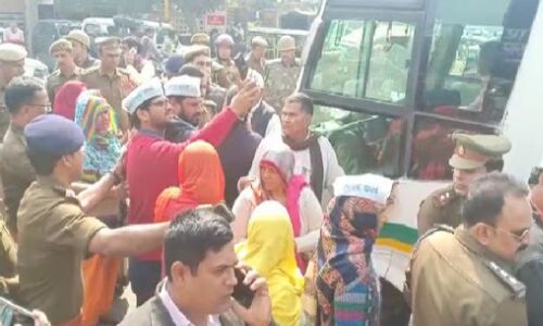 धरने पर बैठे करीब 100 किसानों को पुलिस ने किया गिरफ्तार धरने पर बैठे करीब 100 किसानों को पुलिस ने किया गिरफ्तार