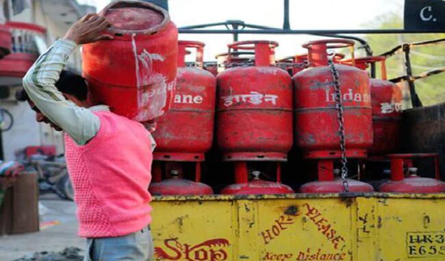 एलपीजी गैस सिलेंडर के दाम में भारी बढ़ोत्तरी, चेक करें क्या है नया रेट एलपीजी गैस सिलेंडर के दाम में भारी बढ़ोत्तरी, चेक करें क्या है नया रेट