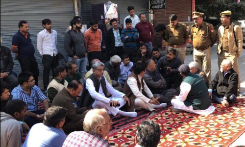 नोएडा में ज्वेलर पर हुये जानलेवा हमले ने पकड़ा तूल, काग्रेंस व नोएडा व्यापारी वेलफेयर एसोसिएशन के कार्यकर्ता बैठे धरने पर नोएडा में ज्वेलर पर हुये जानलेवा हमले ने पकड़ा तूल, काग्रेंस व नोएडा व्यापारी वेलफेयर एसोसिएशन के कार्यकर्ता बैठे धरने पर
