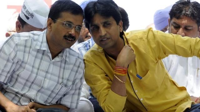 उधर केजरीवाल की बनी सरकार इधर उठी कुमार विश्वास की कार उधर केजरीवाल की बनी सरकार इधर उठी कुमार विश्वास की कार