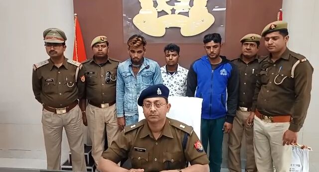बिजनौर में अवैध शस्त्र के साथ तीन कुख्यात बदमाश गिरफ्तार बिजनौर में अवैध शस्त्र के साथ तीन कुख्यात बदमाश गिरफ्तार