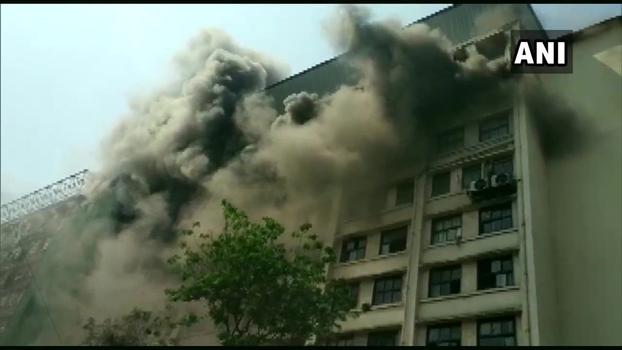 मुंबई: जीएसटी भवन में लगी भीषण आग मुंबई: जीएसटी भवन में लगी भीषण आग