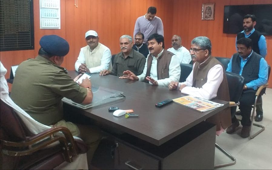 एसीपी अरुण कुमार सिंह से मिला नोएडा व्यापारी वेलफेयर एसोसिएशन का प्रतिनिधि मंडल एसीपी अरुण कुमार सिंह से मिला नोएडा व्यापारी वेलफेयर एसोसिएशन का प्रतिनिधि मंडल