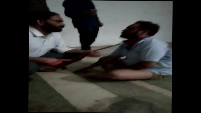 गाजियाबाद में पहनाया इंजीनियर को कुत्ते का पट्टा, जानते हो क्यों? गाजियाबाद में पहनाया इंजीनियर को कुत्ते का पट्टा, जानते हो क्यों?