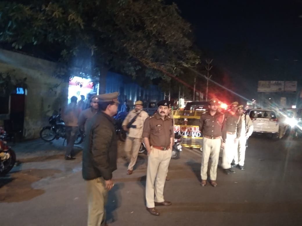 गाजियाबाद :फर्जी पुलिस वाला बन लोगो को यूपी गेट के पास रोककर अवैध वसूली करने वाला गैंग गिरफ्तार, चौकी इंचार्ज सस्पेंड गाजियाबाद :फर्जी पुलिस वाला बन लोगो को यूपी गेट के पास रोककर अवैध वसूली करने वाला गैंग गिरफ्तार, चौकी इंचार्ज सस्पेंड