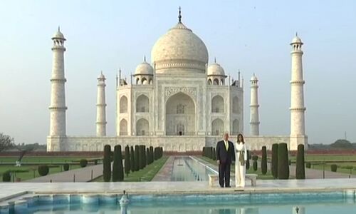 ताज का दीदार करते हुए डोनाल्ड ट्रंप अपनी पत्नी मेलानिया के संग खिंचवाई कई तस्वीर, देखें यहां ताज का दीदार करते हुए डोनाल्ड ट्रंप अपनी पत्नी मेलानिया के संग खिंचवाई कई तस्वीर, देखें यहां