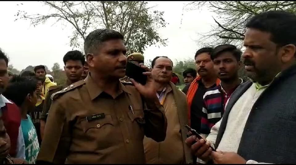 प्रतापगढ़: ग्राम प्रधान की भतीजे का हुआ अपहरण, ग्रामीण कर रहे हंगामा प्रतापगढ़: ग्राम प्रधान की भतीजे का हुआ अपहरण, ग्रामीण कर रहे हंगामा
