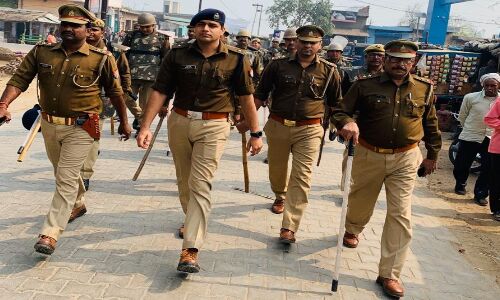 शांति एवं अमन चैन स्थापित करने हेतु पुलिस ने निकाला फ्लैग मार्च शांति एवं अमन चैन स्थापित करने हेतु पुलिस ने निकाला फ्लैग मार्च